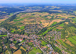 Die Heckenlandschaft bei Marktrodach. Bild: Ingo Bäuerlein. Zur Bildgalerie bitte auf das Bild klicken.