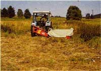Bild: Traktor bei der Wiesenmahd
